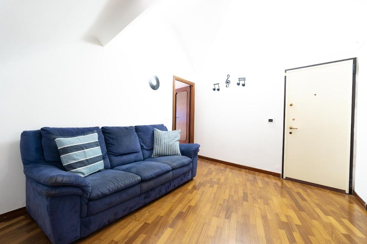 Apartamento Airport & Sea, Large Music-themed
