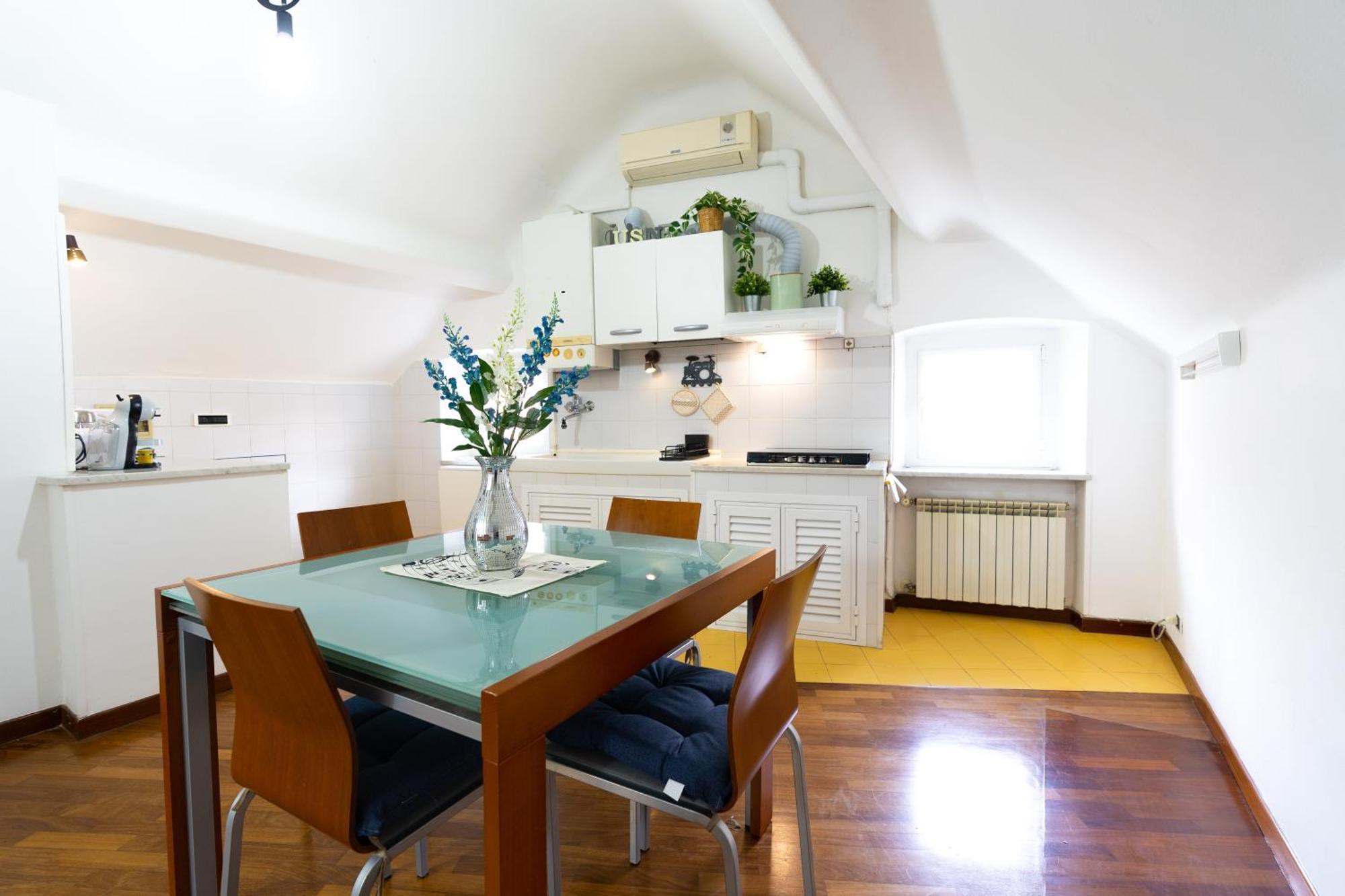 Airport & Sea, Large Music-themed Apartamento