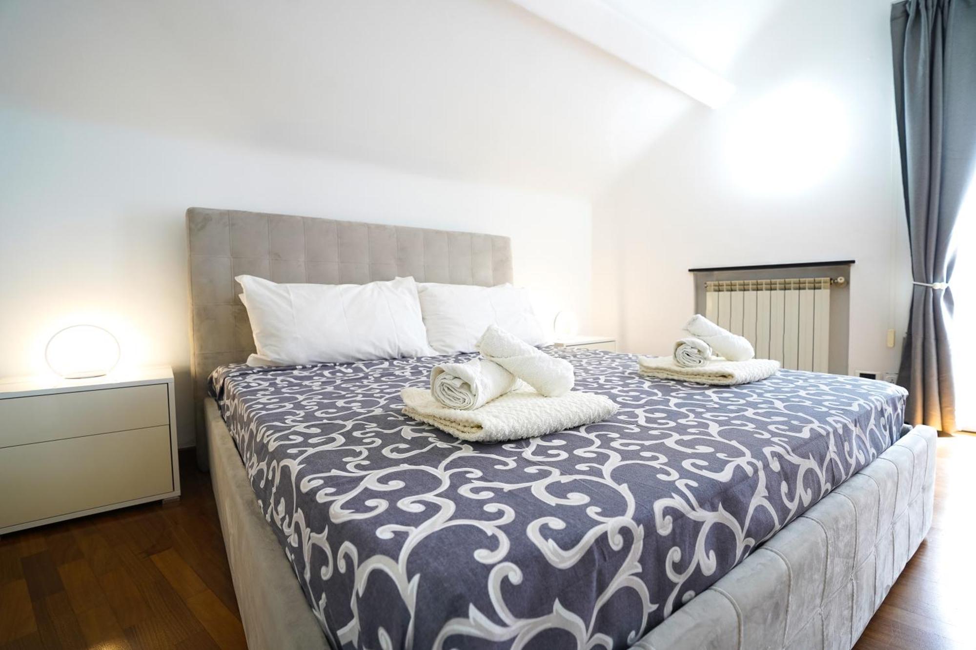 Airport & Sea, Large Music-themed Apartamento